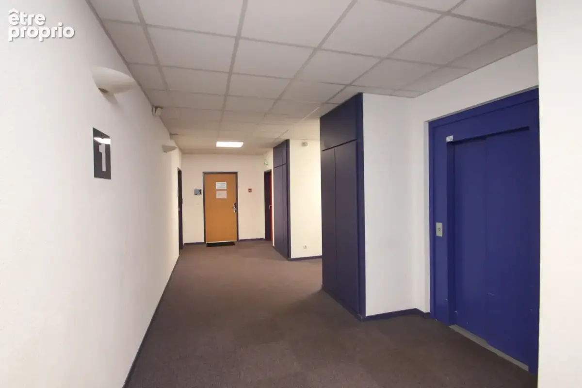 Local professionnel de 121 m2 clé en main   idéal cabinet médical ou bureaux, avec ascenseur et 3 parkings - photo 10
