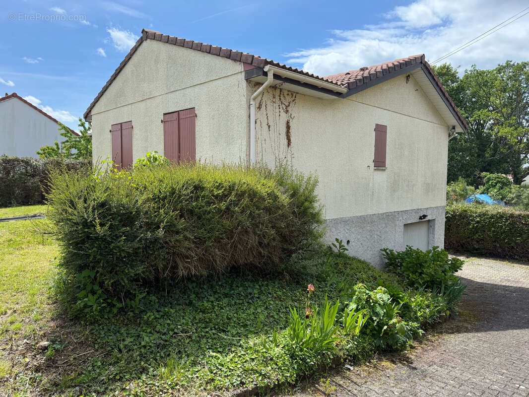 Maison à CREUZIER-LE-VIEUX