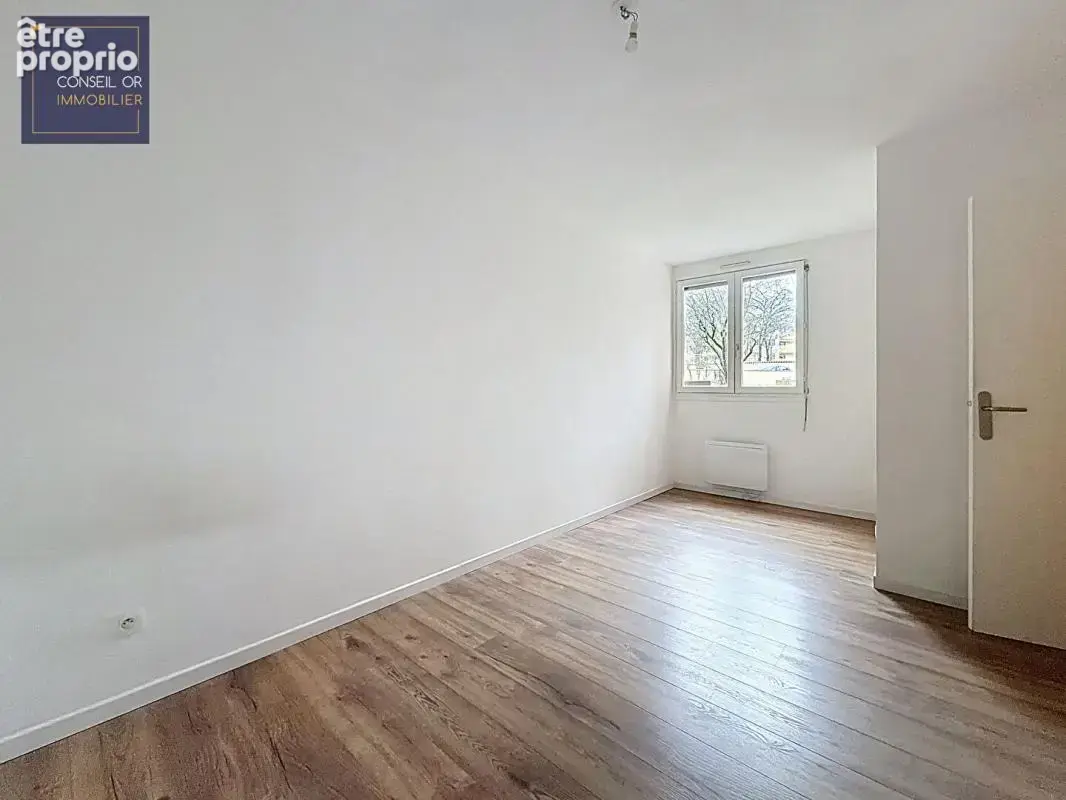 T4 - 82,5 m2 - 3 chambres - Balcon - Parking sous sol - cave - photo 11
