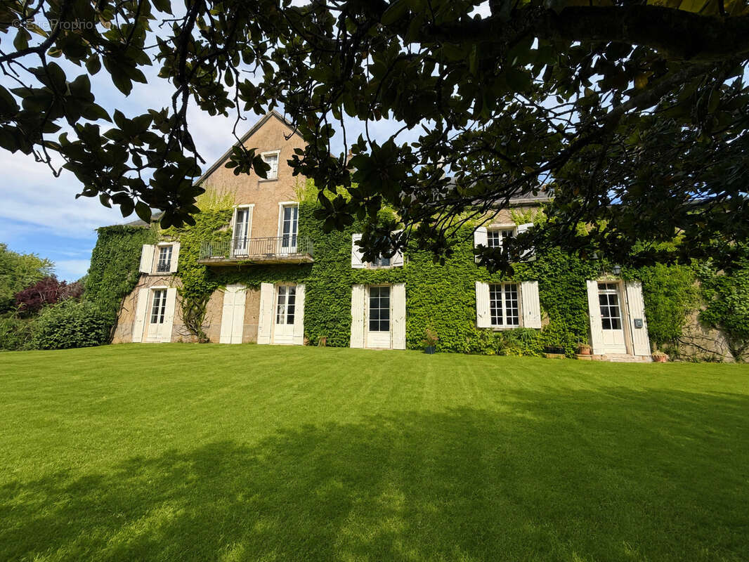 Manoir de caractère et sa maison de gardien au cœur d'un petit village charentais - photo 2