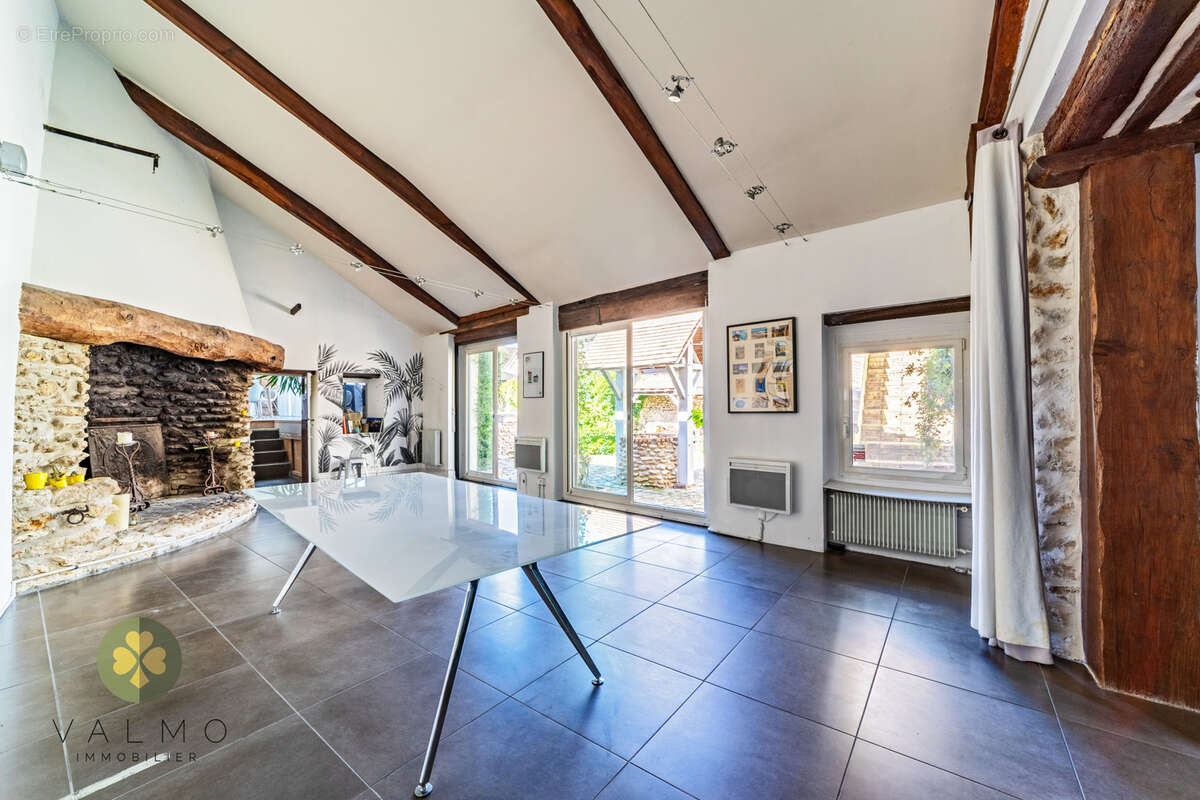 Maison à LA QUEUE-LES-YVELINES