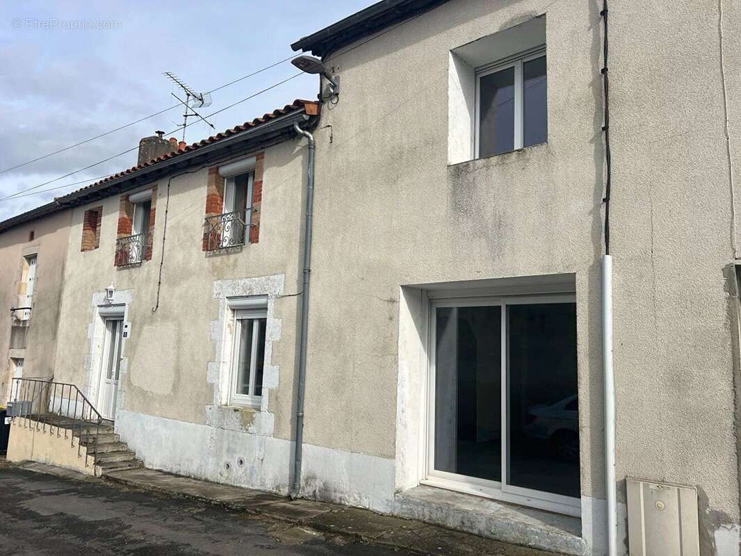 Maison à LUSSAC-LES-CHATEAUX