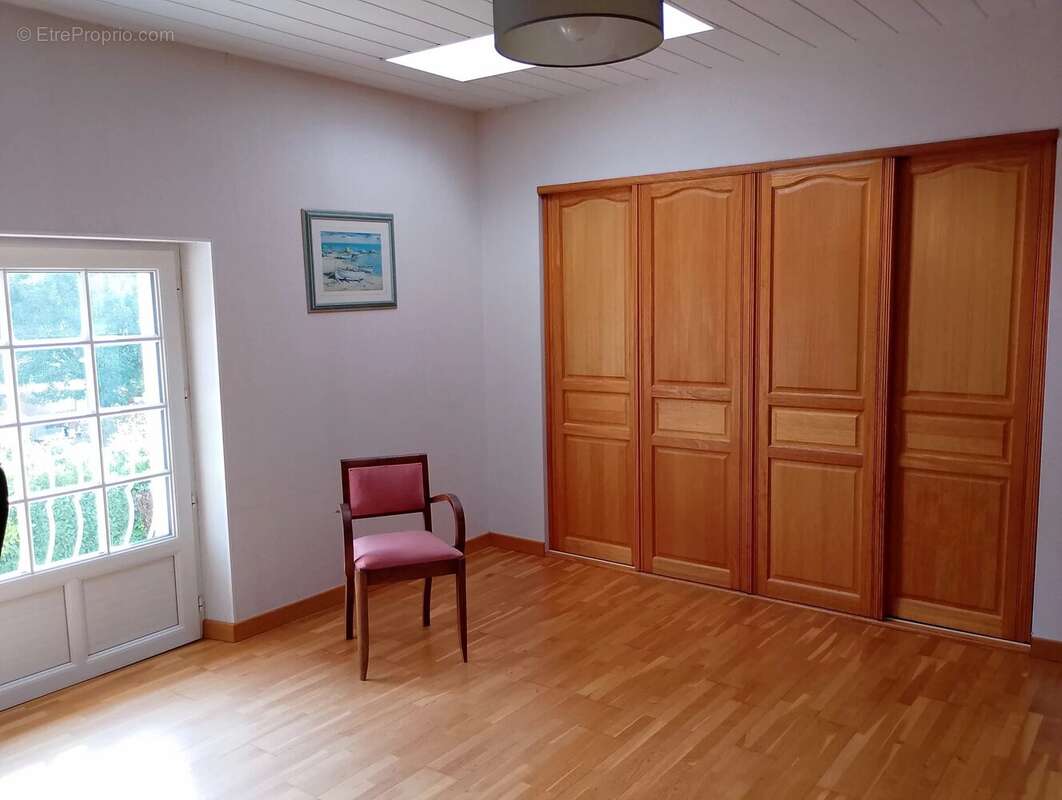 Grande maison charentaise avec dépendances - photo 12