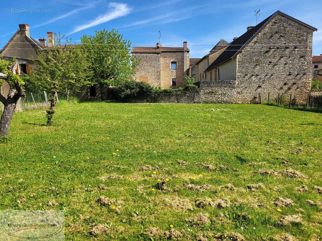 Maison à AZE