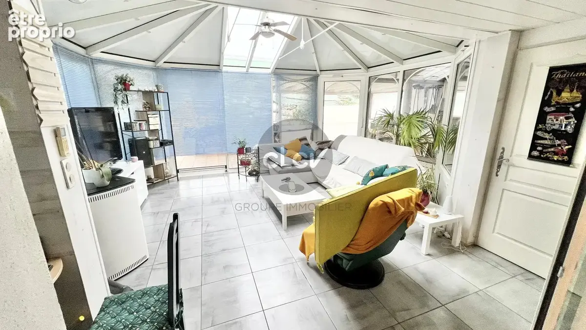 ENTRELACS - Maison de 600m² sur 3 niveaux - photo 3