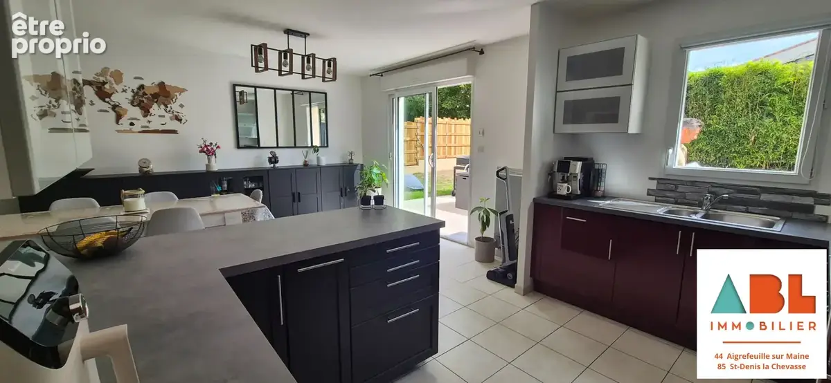 Maison 95 m² de plain-pied   3 chambres  Centre de Saint-Denis-la-Chevasse - photo 3