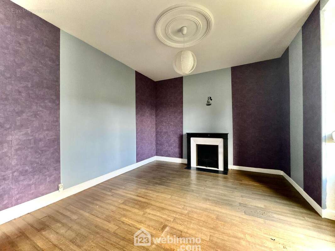 RDC: Seconde grande chambre de 14m² - Appartement à BRAS-SUR-MEUSE