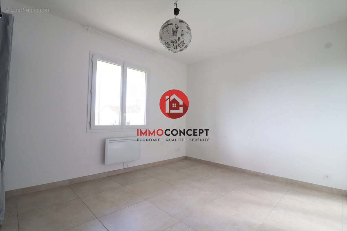 Maison à LAUDUN-L'ARDOISE