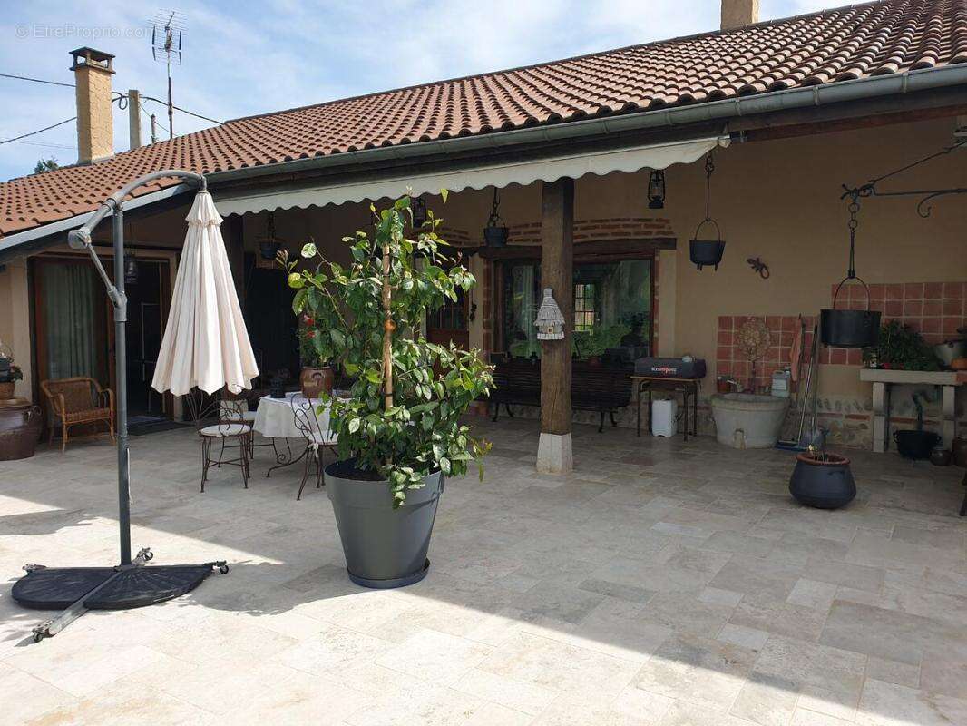 Maison 199 m² à Neuville-Les-Dames  - photo 2