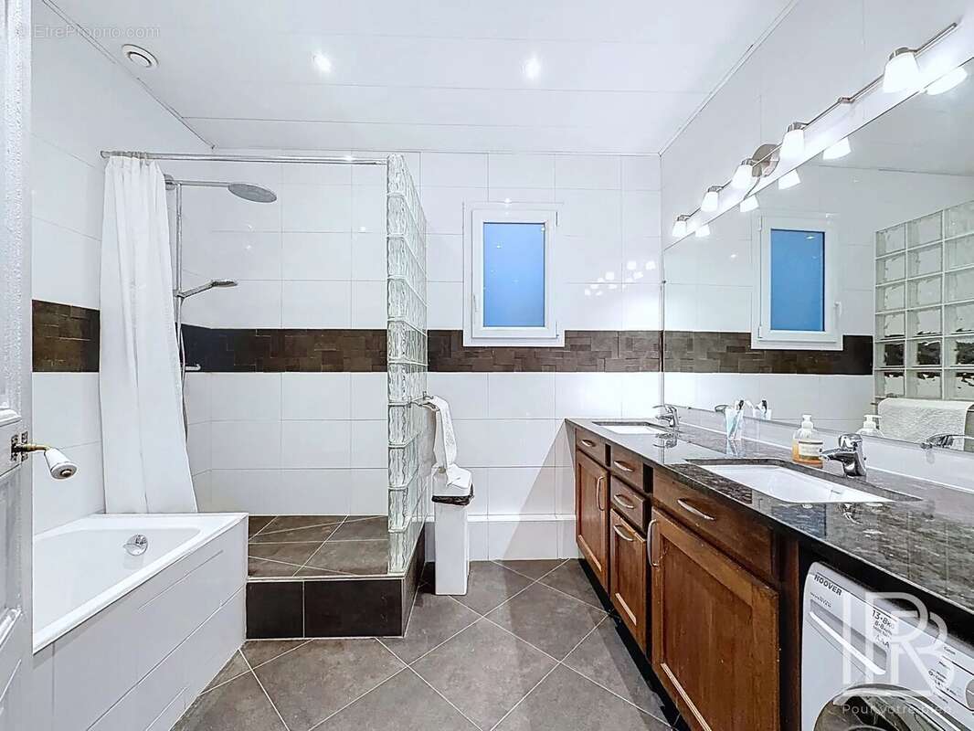 Appartement à MARSEILLE-1E