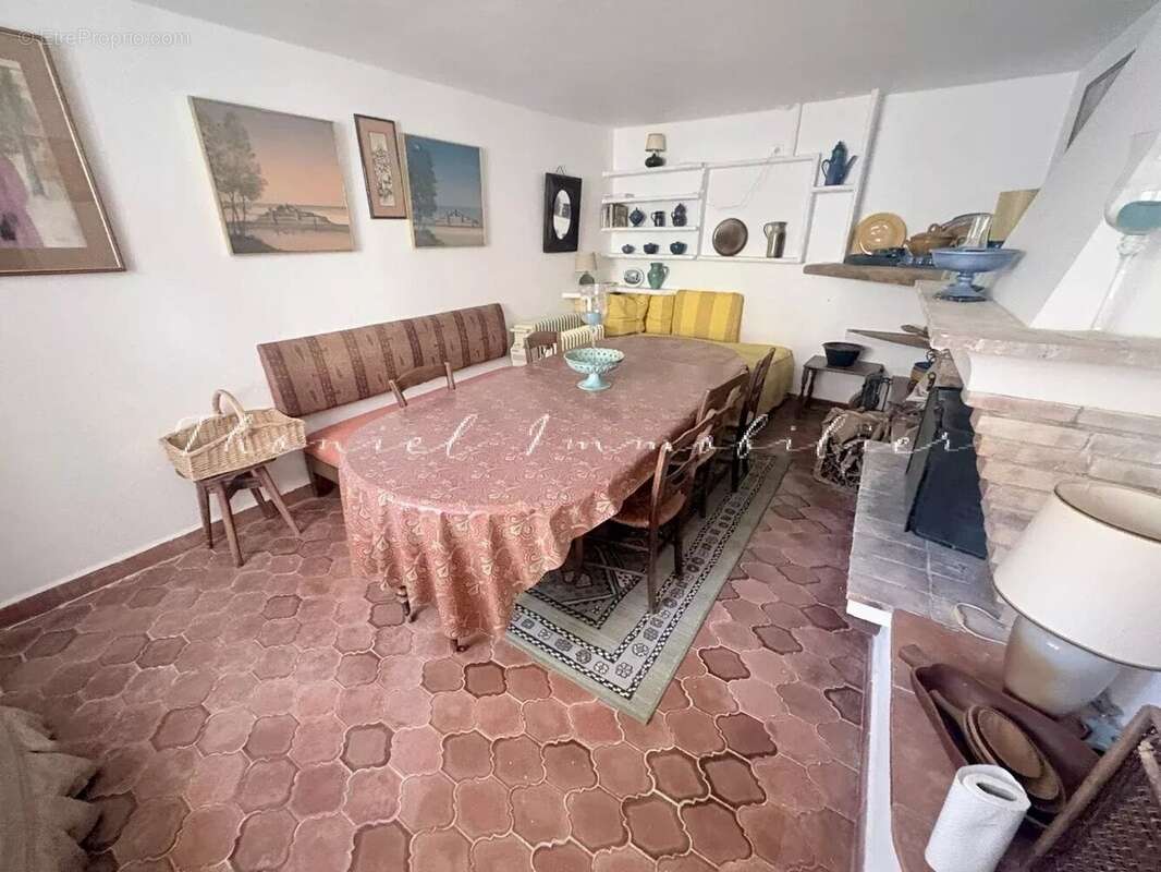 À vendre dans le village de Grimaud : Ensemble de deux maisons de village à rénover, avec terrasses et jardinet - photo 6