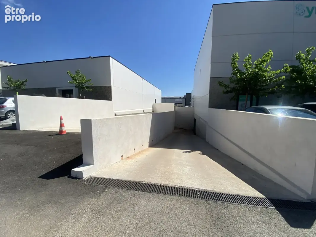 Cuers : Murs commerciaux avec terrasse et parking - photo 4