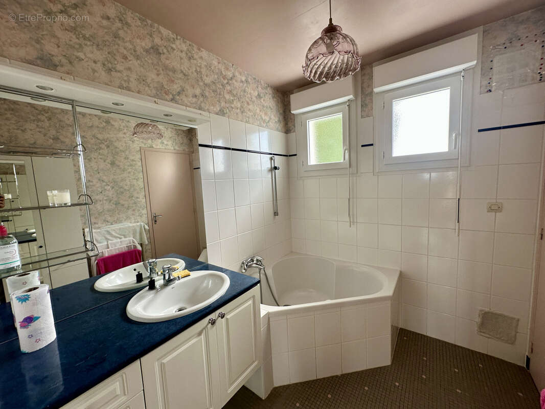 Trédarzec   Maison familiale 5 chambres avec potentiel de logement indépendant   Terrain de 1 120 m2 - photo 12