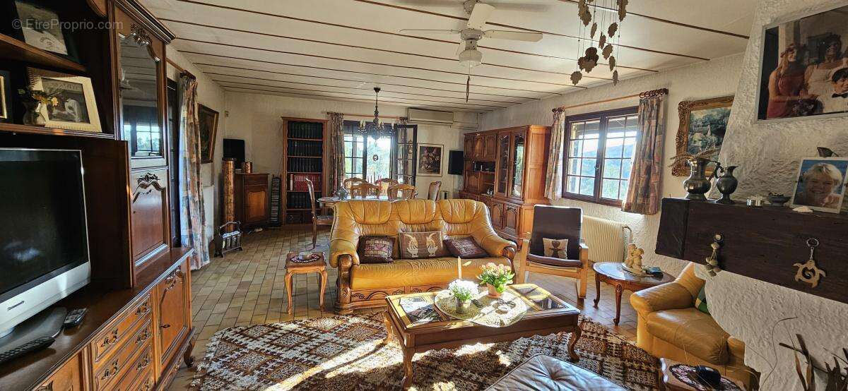 Maison à SAINT-CLEMENT-DE-RIVIERE