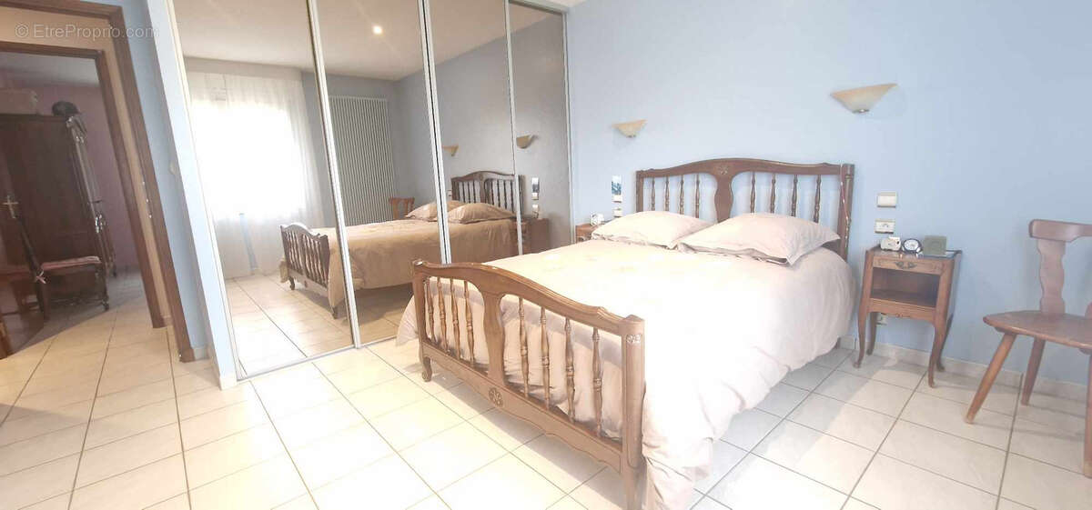 A saisir Maison bourgeoise composée de 2 appartements avec de nombreuses dépendances et  un grand terrain de 1 - photo 9