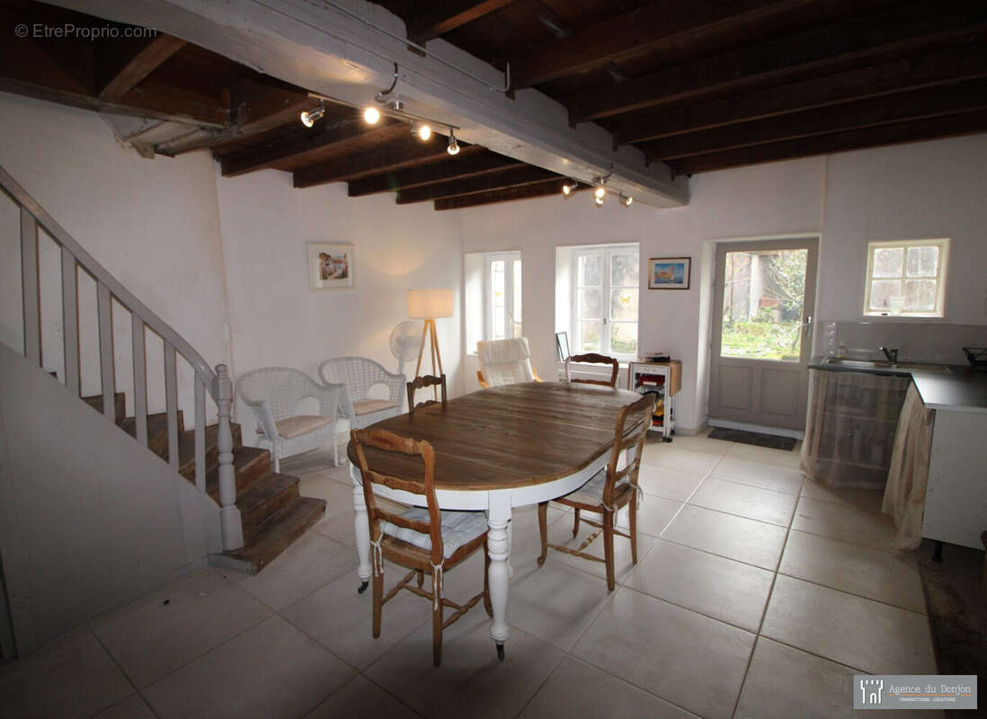 Séjour avec coin cuisine - Maison à PONS