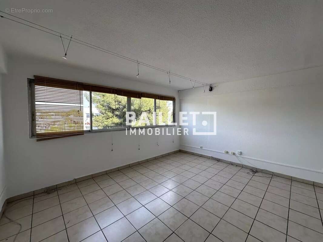 Vend, 103 m2 de bureaux climatisés - photo 5