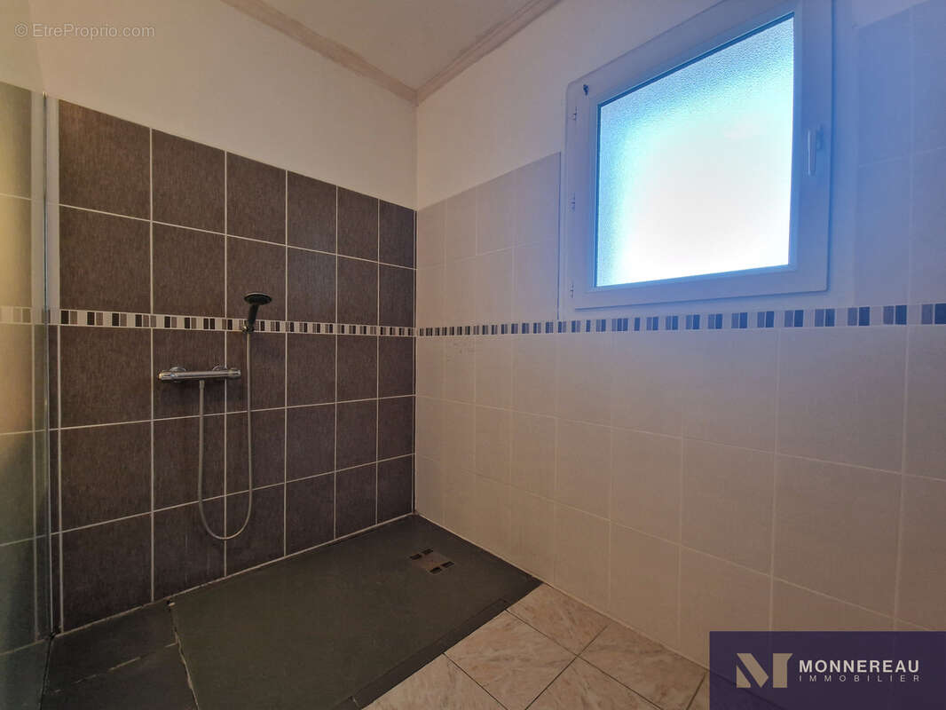 Maison à MONTMOREAU-SAINT-CYBARD