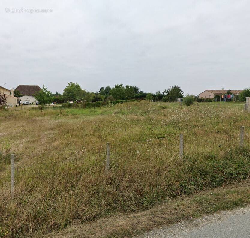Terrain à COUTRAS