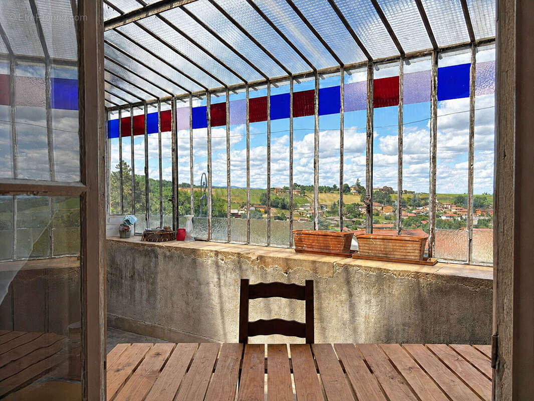 POUILLY LE MONIAL - Maison 7 pièces de 146 m²  avec véranda et terrain 600m² - photo 4