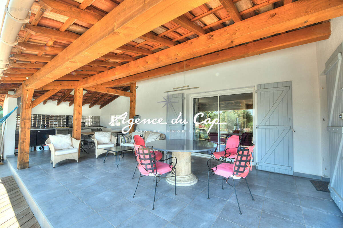 Maison à ROQUEBRUNE-SUR-ARGENS