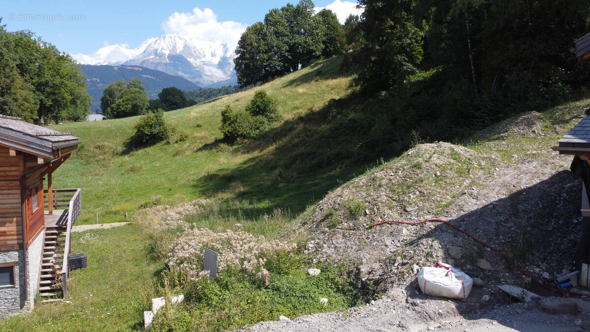 Terrain à COMBLOUX