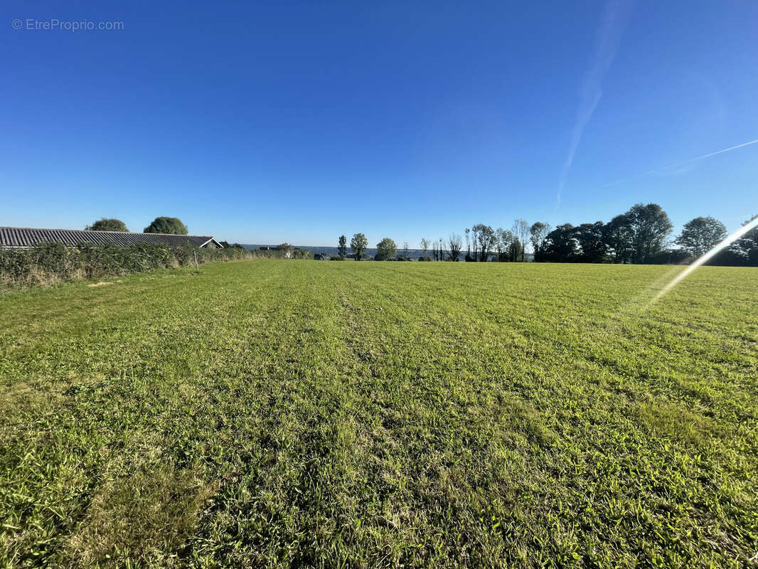 Terrain à NAY