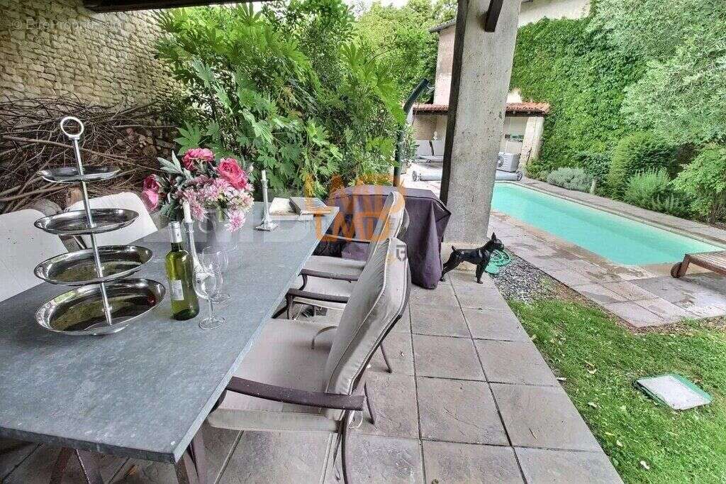 Maison de charme avec piscine et dépendances – 218 m² – (17400) - photo 9