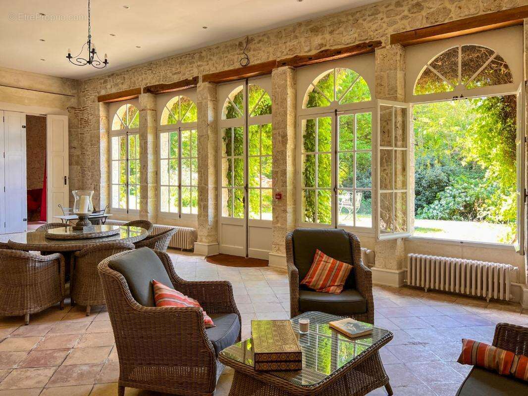 Château entièrement restauré sur 5 hectares de terrain (dont 2 hectares de bois et 3 sources d'eau) - photo 14