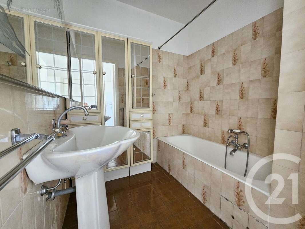 Appartement à SAINT-LAURENT-DU-VAR