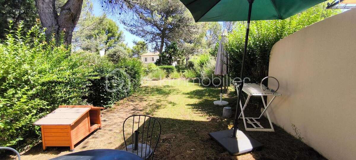 Maison avec un jardin sur le golf de Pont-Royal - photo 3