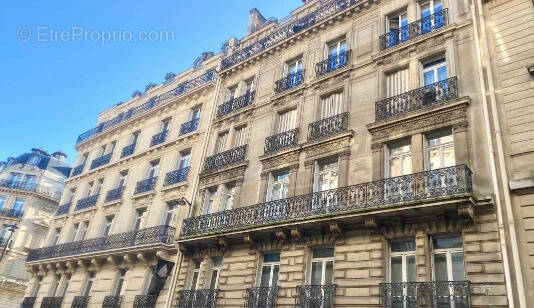 Commerce à PARIS-8E