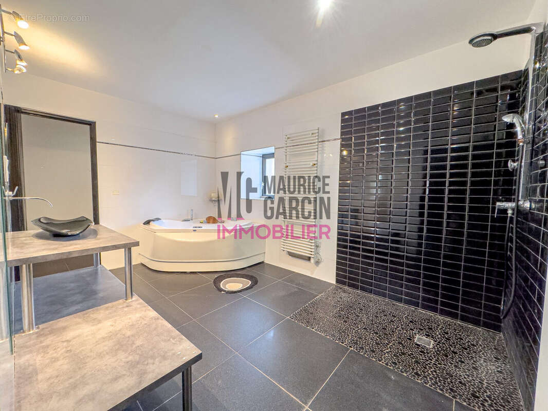 Maison à LAUDUN-L&#039;ARDOISE