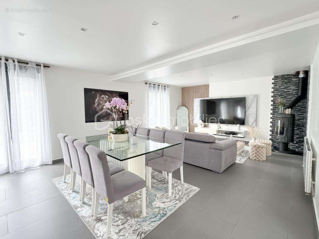 Magnifique pavillon familial à saisir intégralement rénové et meublé, avec piscine aux portes de Val d'Europe - photo 2