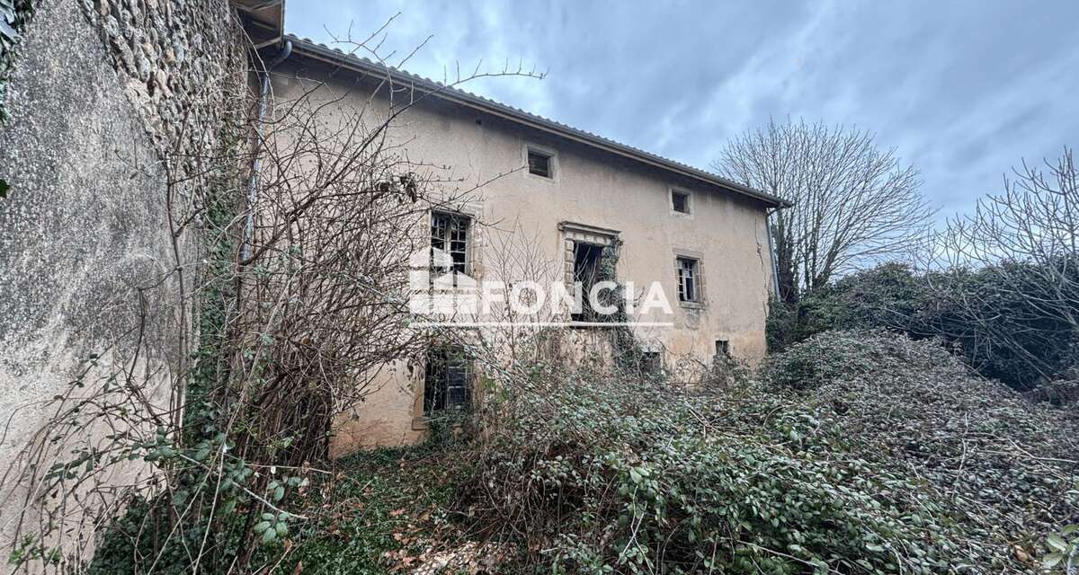 Ancien corps de ferme avec fort potentiel sur 2 300 m² en plein centre de Besayes - photo 2
