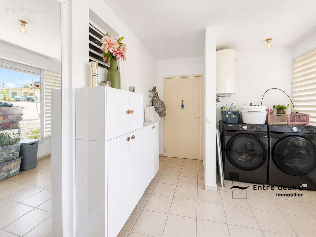 Entrée / buanderie - Appartement à FORT-DE-FRANCE