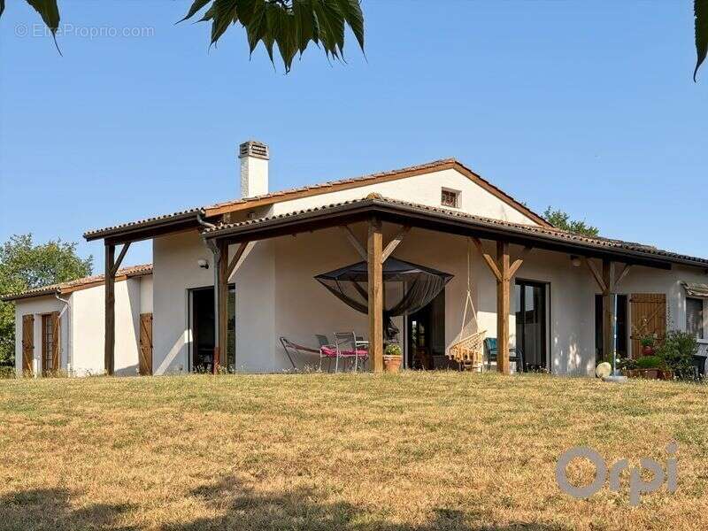 Non loin de FLEURANCE, maison traditionnelle de plain pied de 160 m² habitable avec double garage et jardin autour - photo 2