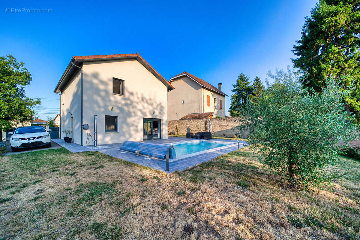 Espace et lumière : Découvrez cette maison récente de 150m² avec piscine. - photo 17
