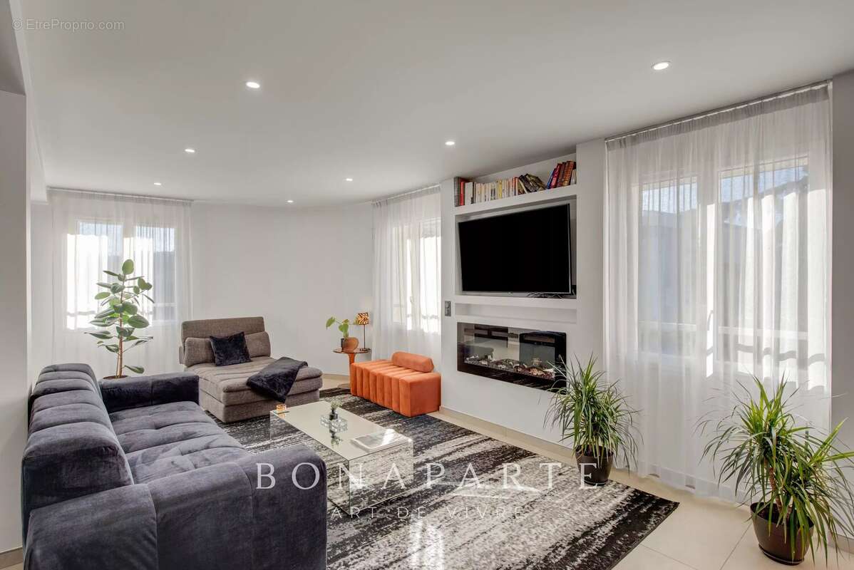 Appartement d’exception T3 125m² rénové avec vaste terrasse en plein cœur de Saint-Raphaël - photo 3