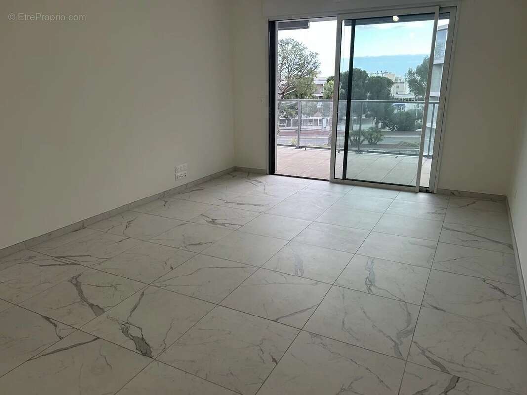 Appartement à SAINT-LAURENT-DU-VAR