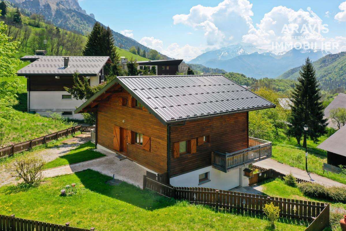 Maison à MONTMIN