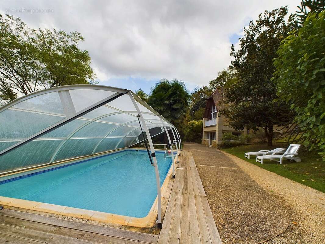 Maison unique construite dans la roche naturelle à La Roque-Gageac, l'un des plus beaux villages de France dans la vallée de la  - photo 7