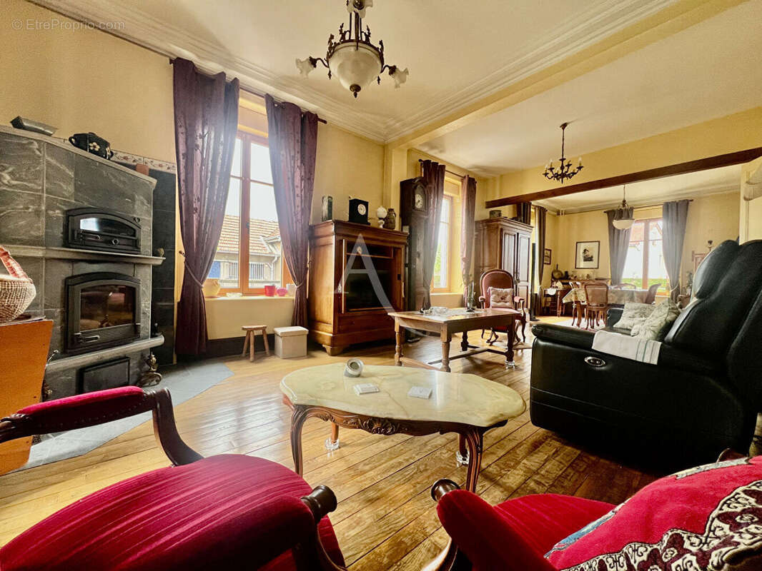 Propriété fermée avec dépendances et jardin - photo 8