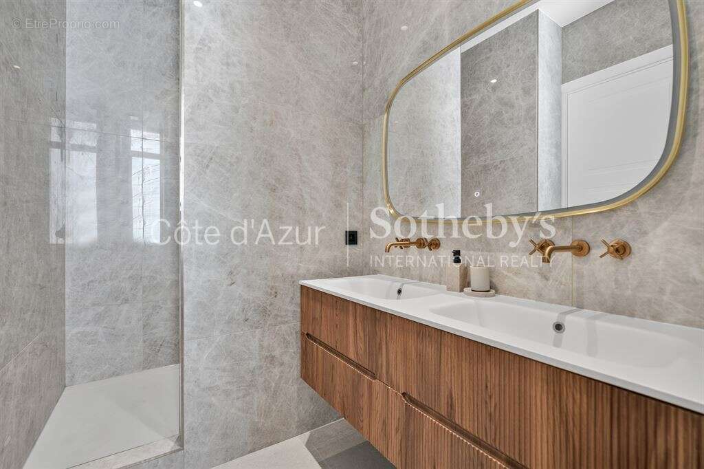 Appartement rénové de 83 m² avec deux suites face au Palais des Festivals à Cannes - photo 8