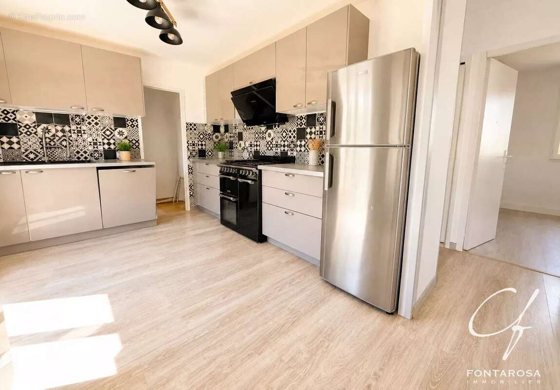 Fréjus – Quartier des Compassis  Maison rénovée de plain-pied avec mezzanine sur 1 811 m² de terrain - photo 5