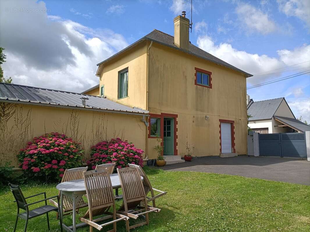 Maison à LANGROLAY-SUR-RANCE