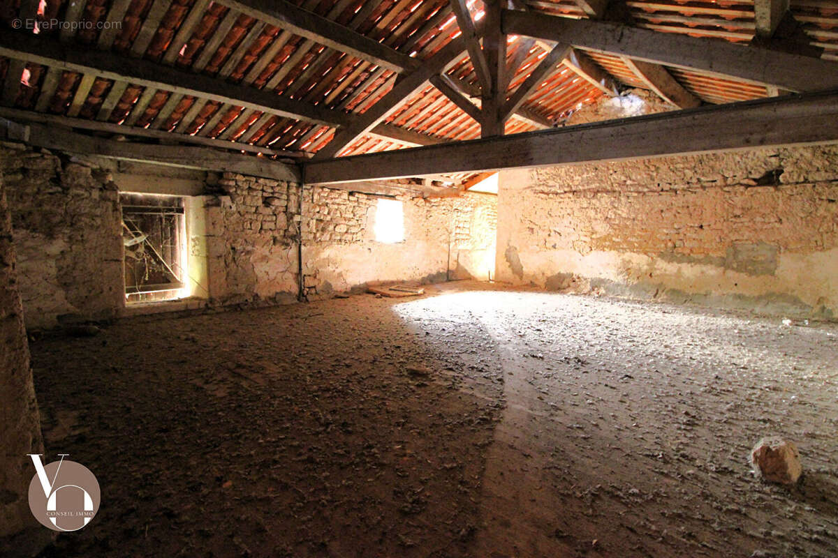 Maison à SAINT-GENIS-D'HIERSAC