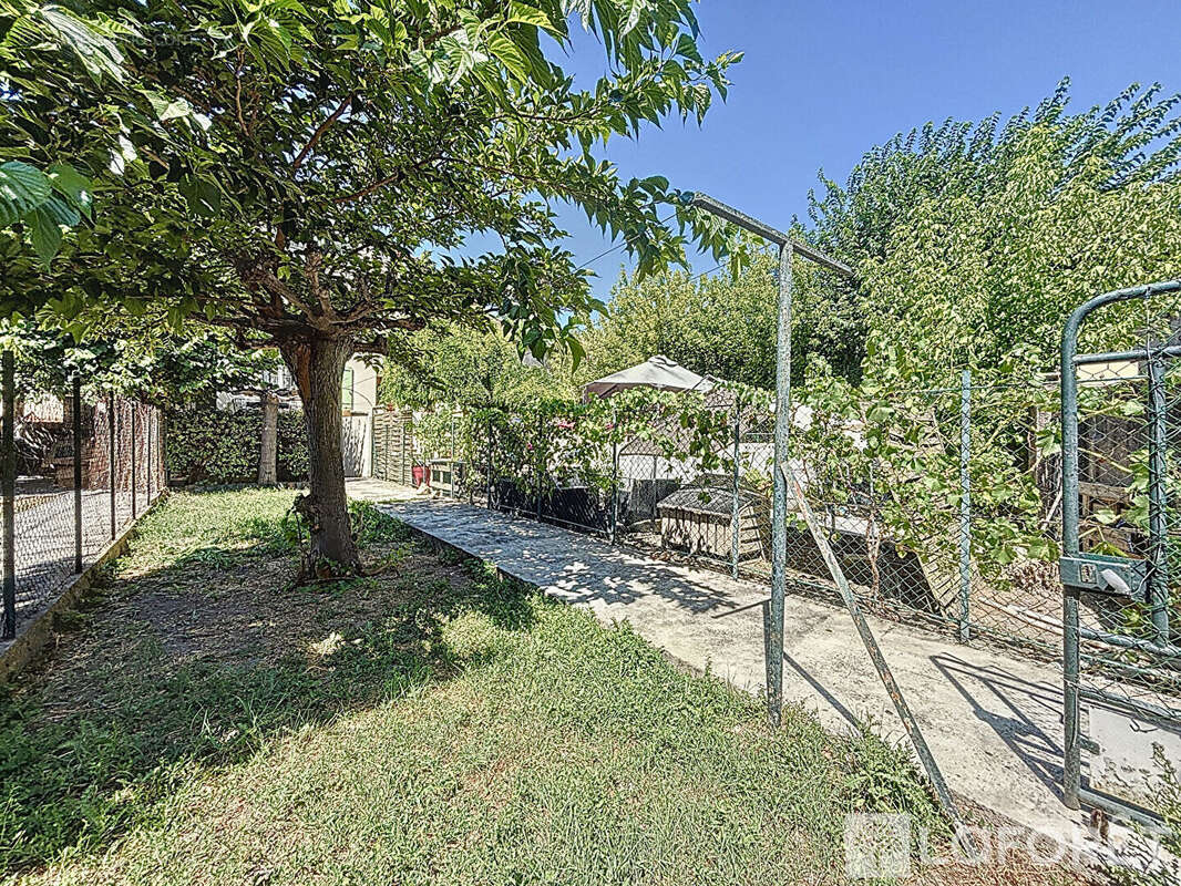 ORANGE CENTRE - Maison avec sous-sol, jardin arboré et garage. - photo 2