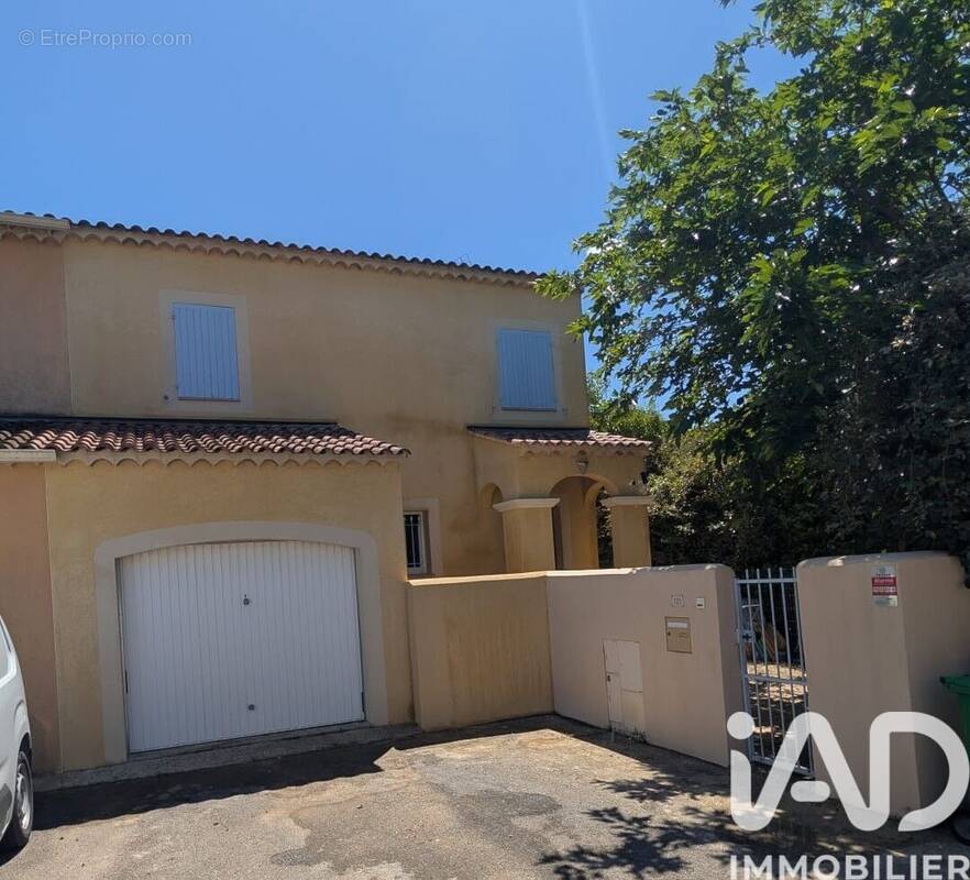 Photo 1 - Maison à ENTRAIGUES-SUR-LA-SORGUE