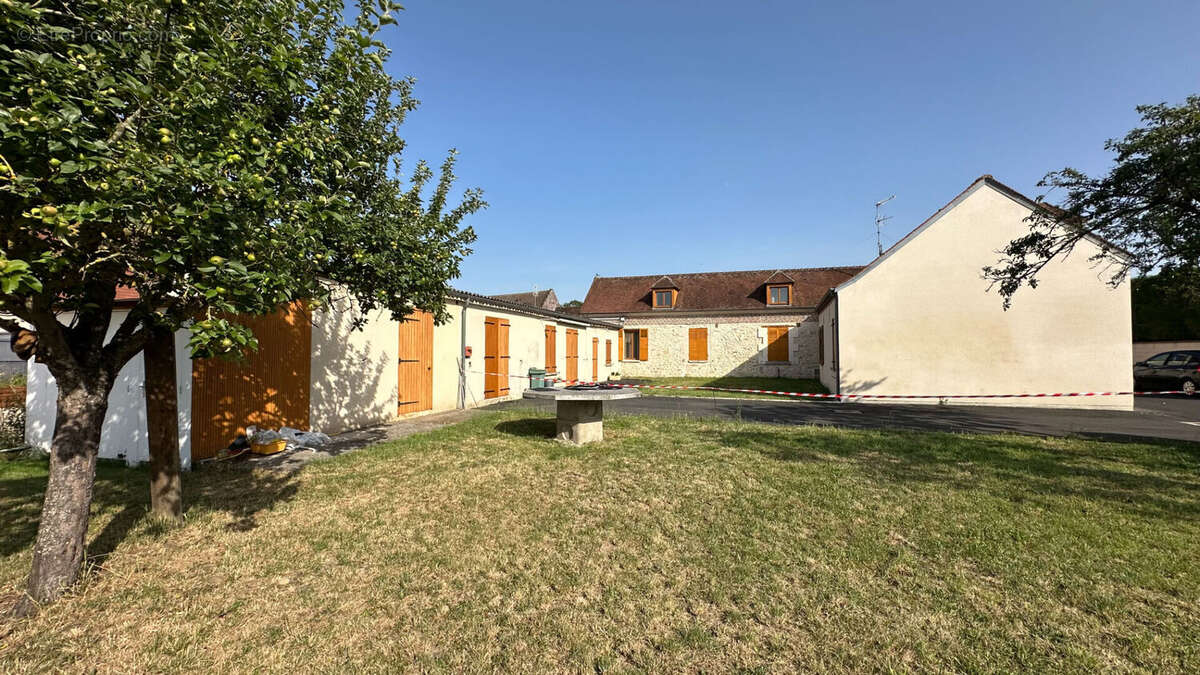 Immeuble à lacroix-saint-ouen - photo 2